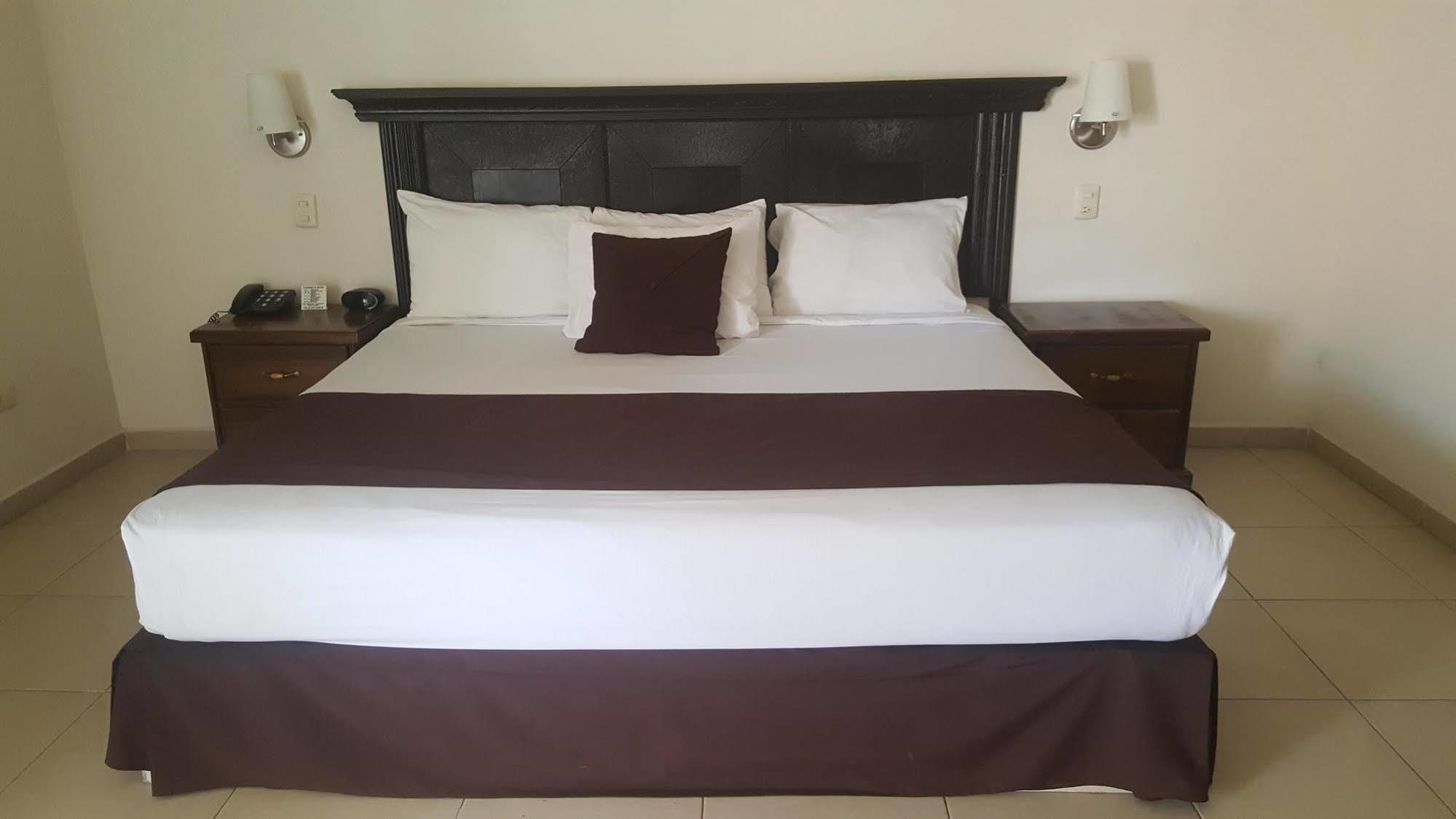 Hotel Go Inn Monclova Bagian luar foto